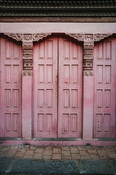 Vieille porte rose en bois. Architecture pastel sur Ayla Maagdenberg