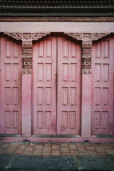 Alte rosa Holztür. Pastellfarbene Architektur von Ayla Maagdenberg