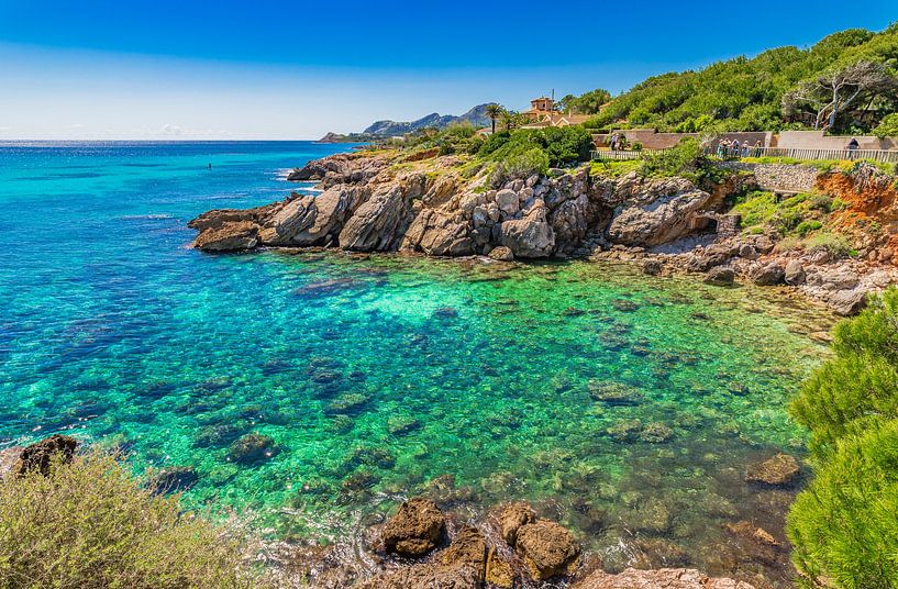 Idyllisch uitzicht op de kust in Cala Rajada op het eiland Mallorca, Spanje Middellandse Zee van Alex Winter