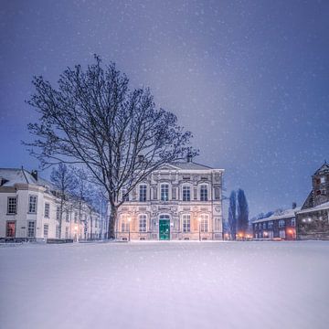 Besneeuwde Kasteelplein in de nacht - Breda van Joris Bax