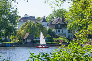 Segelboot und Noble Wohngebäude am Langen Zug