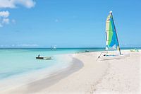 Voilier sur la plage d'Aruba dans la mer des Caraïbes