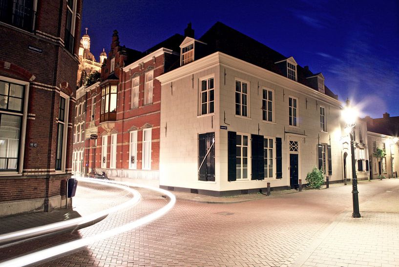 Clarastraat van 's-Hertogenbosch avonds tijdens het blauwe uur par Jasper van de Gein Photography