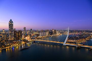 Rotterdam skyline nachtelijk uitzicht bij Erasmusbrug over de Nieuwe Maas van Sjoerd van der Wal Fotografie