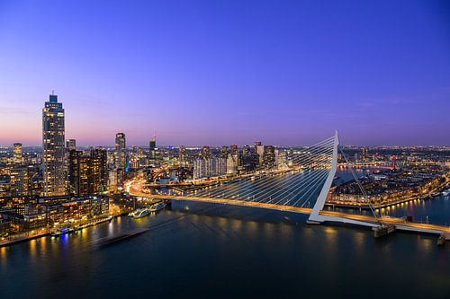 Rotterdam skyline nachtelijk uitzicht bij Erasmusbrug over de Nieuwe Maas