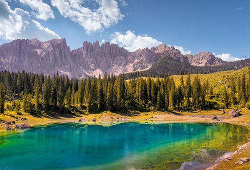 Le lac de Carezza et le massif du Latemar dans les Dolomites