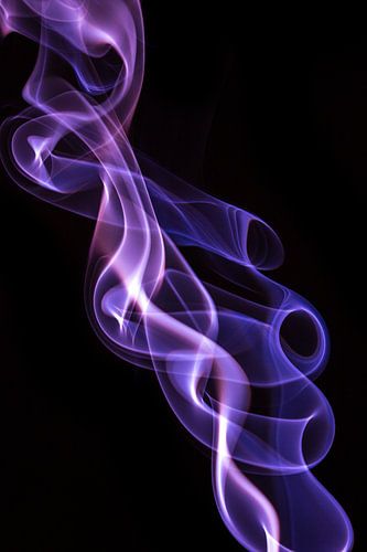 Violette wierook op een zwarte achtergrond