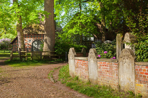 Alte Friedhofsmauer mit Heimathaus Irmintraut