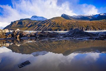 Spiegelbeeld in gletsjermeer van Jan Huijbers