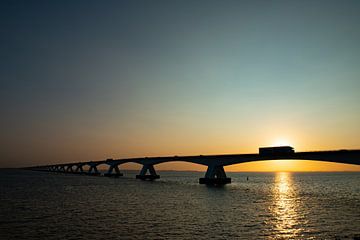 Le Zeelandbrug avec le lever du soleil. sur Gert Hilbink