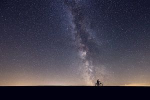 Sterrenhemel en fietsers van Oliver Henze