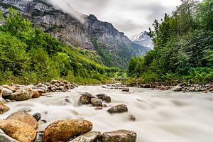 Rotsachtige rivier en hoge bergen in Lauterbrunnen van Dafne Vos