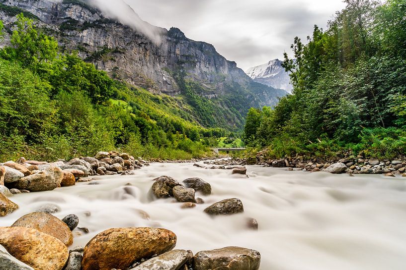 Rivière rocheuse avec hautes montagnes par Dafne Vos