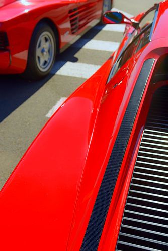 Deux voitures de sport Ferrari Testarossa rouges des années 1980