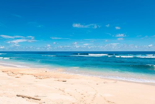 Belle plage blanche à l'eau bleu vif (Pantai Nunggalan Beach) à Bali, Indonésie