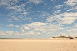 Cocksdorp Beach on Texel with the lighthouse by Caroline Drijber Guérain