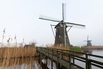 Le moulin de Kinderdijk dans le brouillard sur Merijn Loch