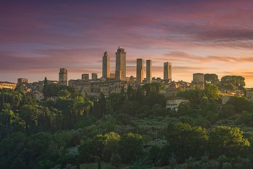 De torens van San Gimignano bij zonsondergang. Italië