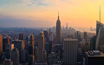 Manhattan (New York City) panorama tijdens een prachtige zonsondergang van Alexander Mol
