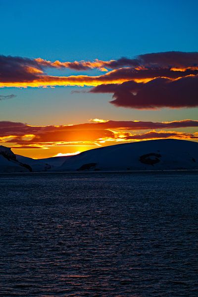 Sunset in Antartica by Jânio Tjoe-Awie