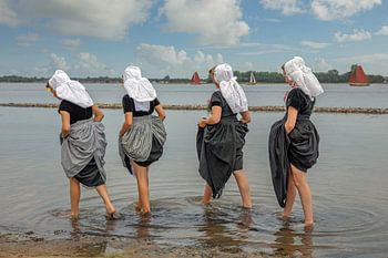 Zeeuwse meisjes aan het Veerse meer