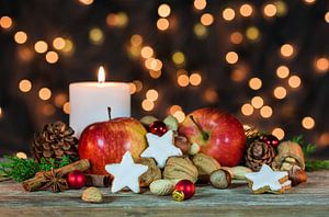 Lumières de Noël scintillantes avec décoration de nourriture et de bougies sur Alex Winter