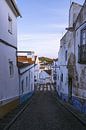 Typisch Portugese straat in Arraiolos van Michiel Dros thumbnail