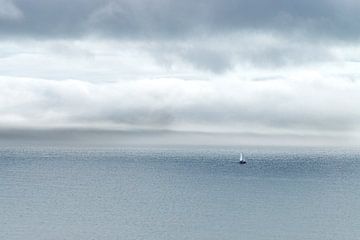 Luft und Meer und Segelboot von Marly De Kok