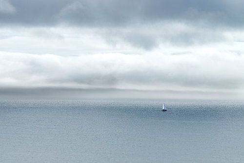 Lucht en zee en lucht en zee en zeilbootje