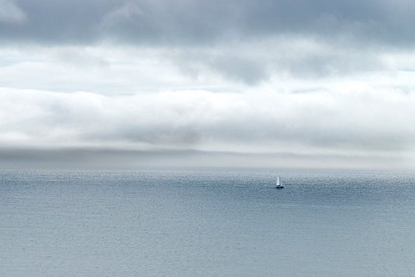 Lucht en zee en lucht en zee en zeilbootje van Marly De Kok