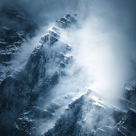 Les sommets des montagnes sortent des nuages. sur Dylan Shu