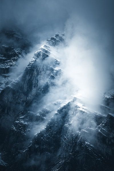 Berggipfel treten durch die Wolken hervor. von Dylan Shu