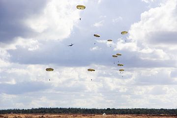 Airborne dropping Ede van Tess Smethurst-Oostvogel