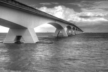 Zeelandbrug in Zwart Wit van Guido Akster