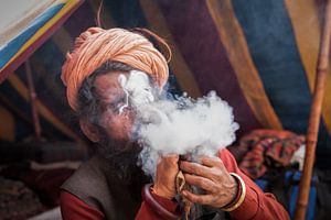 Blowende Sadhu tijdens Kumbh Mela in Haridwar, India