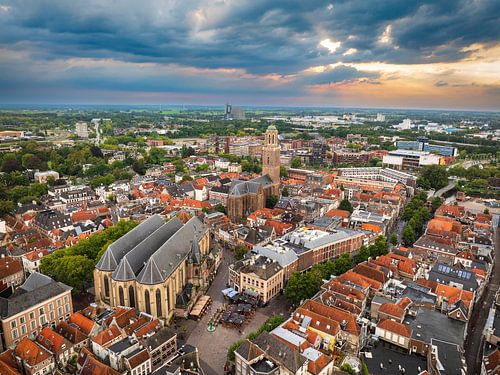 Zwolle van boven tijdens een zomerse zonsondergang