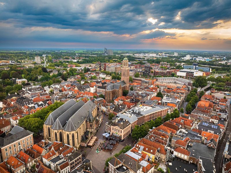 Zwolle van boven tijdens een zomerse zonsondergang van Sjoerd van der Wal Fotografie