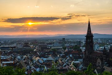 Deutschland, Warmes orangefarbenes Abendlicht auf den Dächern der City Freib von adventure-photos