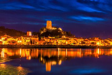 Belle photo du petit village médiéval de Gruissan dans le sud de la France à l'heure bleue sur Photo Art Thomas Klee