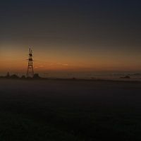 Strommast im frühen Morgenlicht