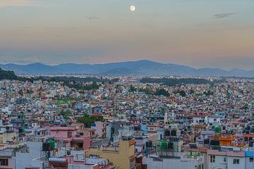 Kathmandu bij schemering: Een stad in gouden licht van Jeroen Kleiberg