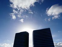 WTC Arnhem met wolken en blauwe lucht