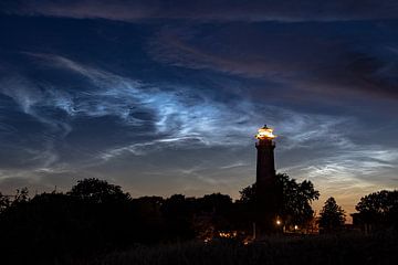 Gloeiende nachtwolken | Cape Arkona Lighthouse van Franz Müller