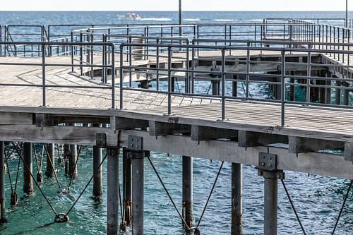 houten pier in Limasol Cyprus met uitzicht op zee en vissersboot