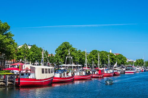 Uitzicht op de Alter Strom met vissersboot in Warnemünde