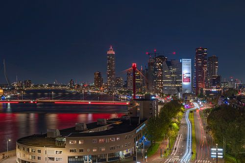 De skyline van Rotterdam tijdens het blauwe uurtje