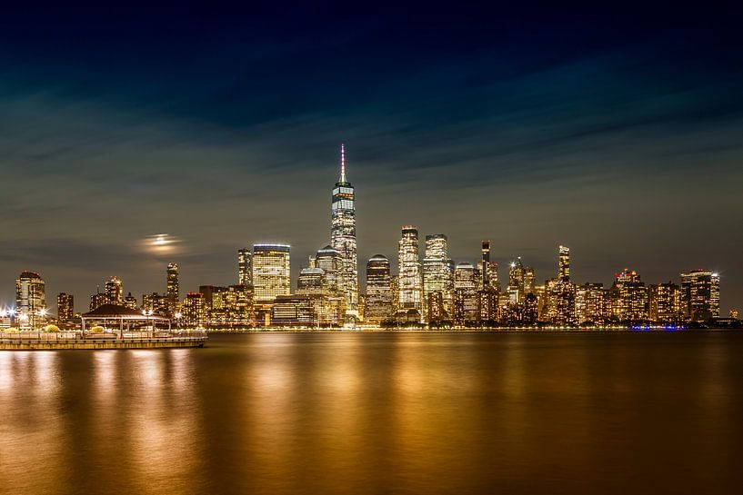 Lower Manhattan Skyline de nuit avec la pleine lune par Melanie Viola