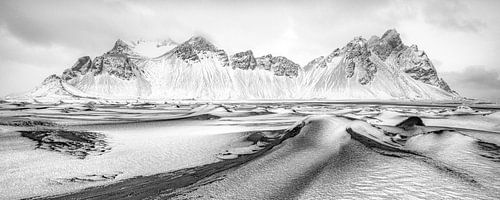 Vestrahorn in IJslands winterlandschap.