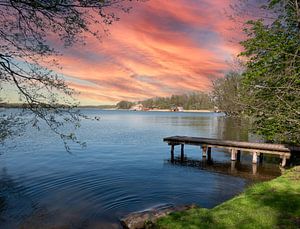 Zonsondergang op een meer in het Mecklenburgse merengebied met een houten steiger van Animaflora PicsStock