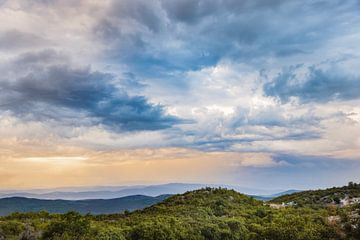 Een indrukwekkende onweerslucht in het betoverende Kroatië. van Irina Hoek